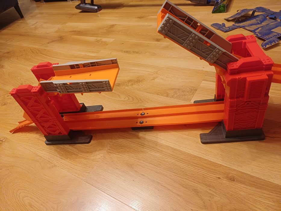 Tor Hot Wheels z ruchomym mostem