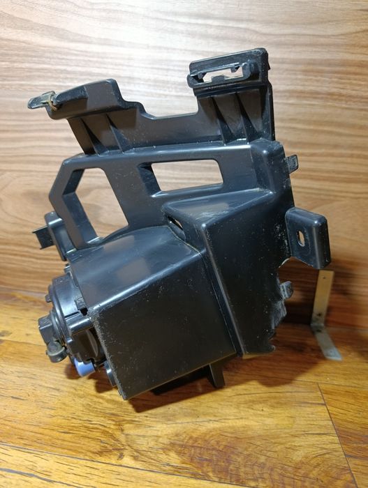 Mocowanie halogenu lewe  halogen Peugeot Partner iv