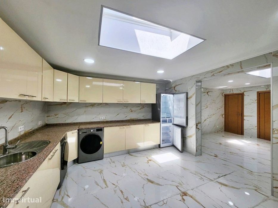 Moradia T4+1 com terraço em Campanhã
