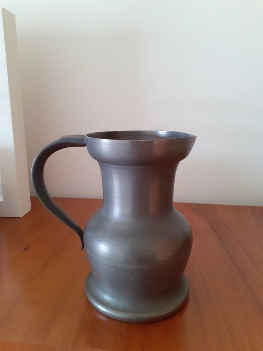 Caneca em estanho francês.