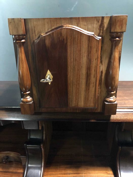 Papeleira estilo D. Maria em pau santo- Saldo