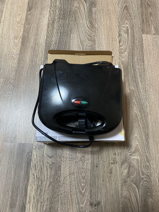 Вафельница Home4u CM002