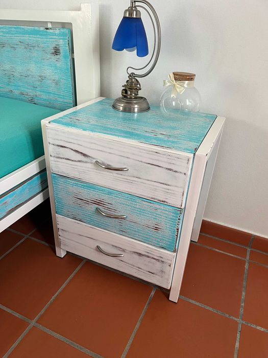 Cama de Solteiro e Mesa de Cabeceira