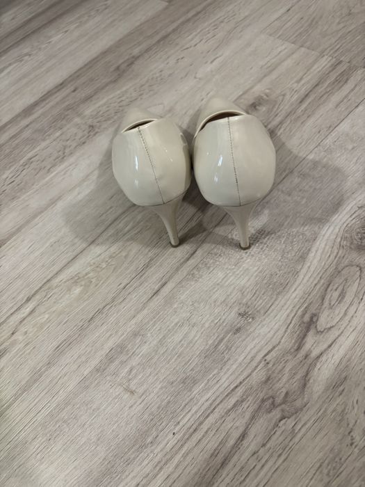 Туфлі молочного кольору