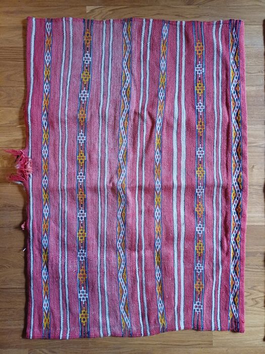 Dois tapetes marroquinos de tons vermelhos (105x72 cm)
