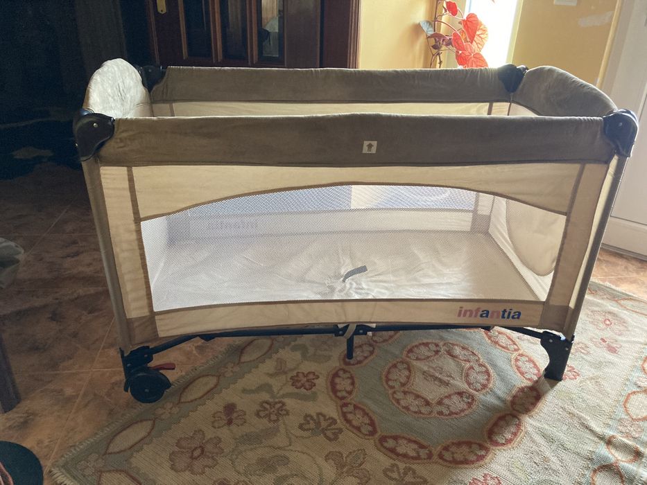 Cama de viagem ou parque em bom estado