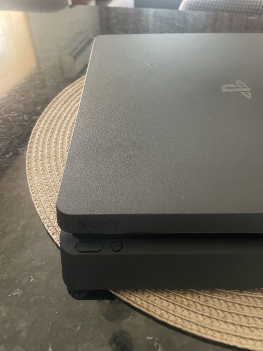 PS4 Slim com comando e jogos