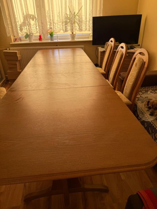 Stół rozkładany z krzesłami
