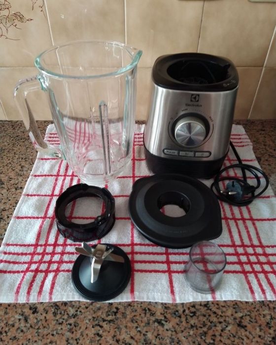 Liquidificadora Electrolux para peças  casa quarto apartamento.
