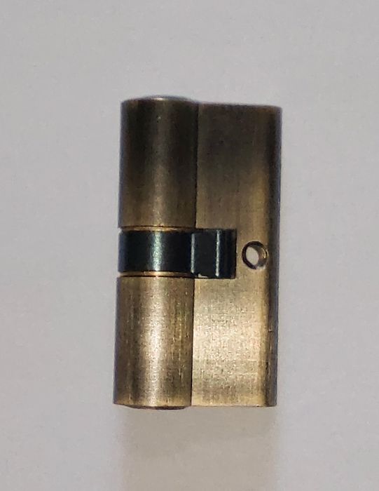 Два циліндри під один ключ (два цилиндра под один ключ)


c .l 64%


П