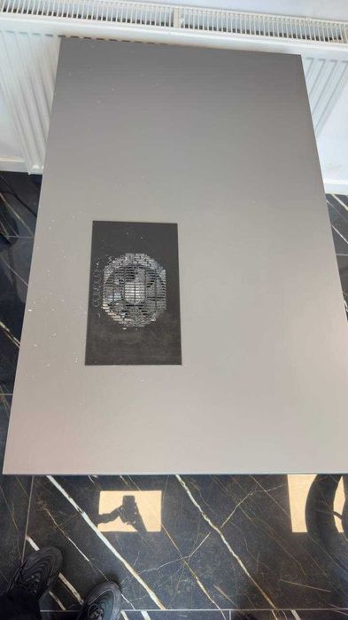 Stół do manicure z wbudowaną wyciągarką / pochłaniaczem pyłu