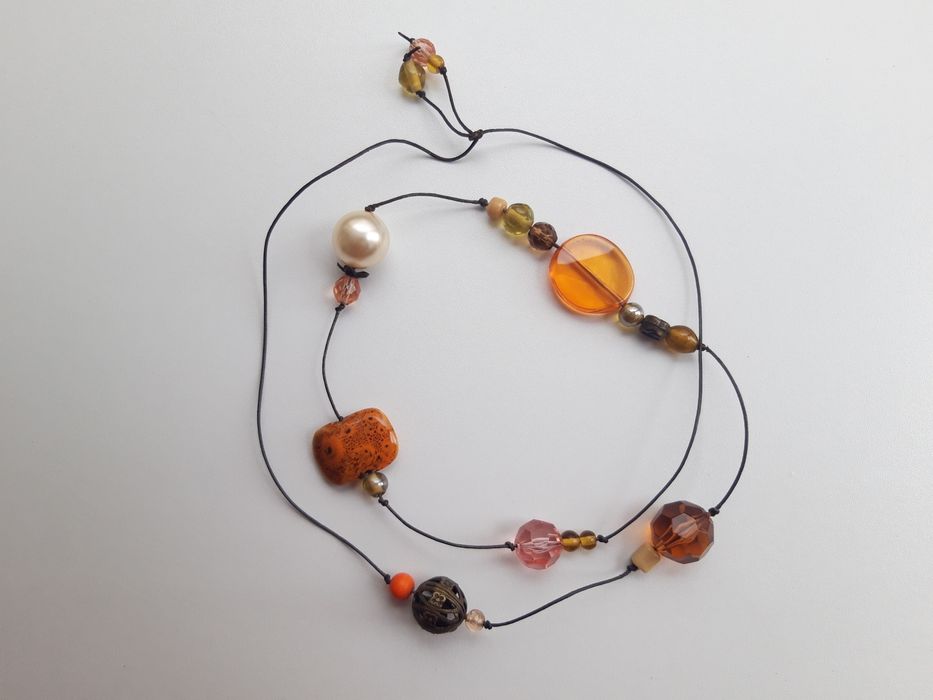 Colar de pedras diferentes de tons laranja da Bijou Brigittte