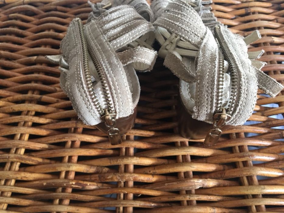 Sandálias bege camurça Zara