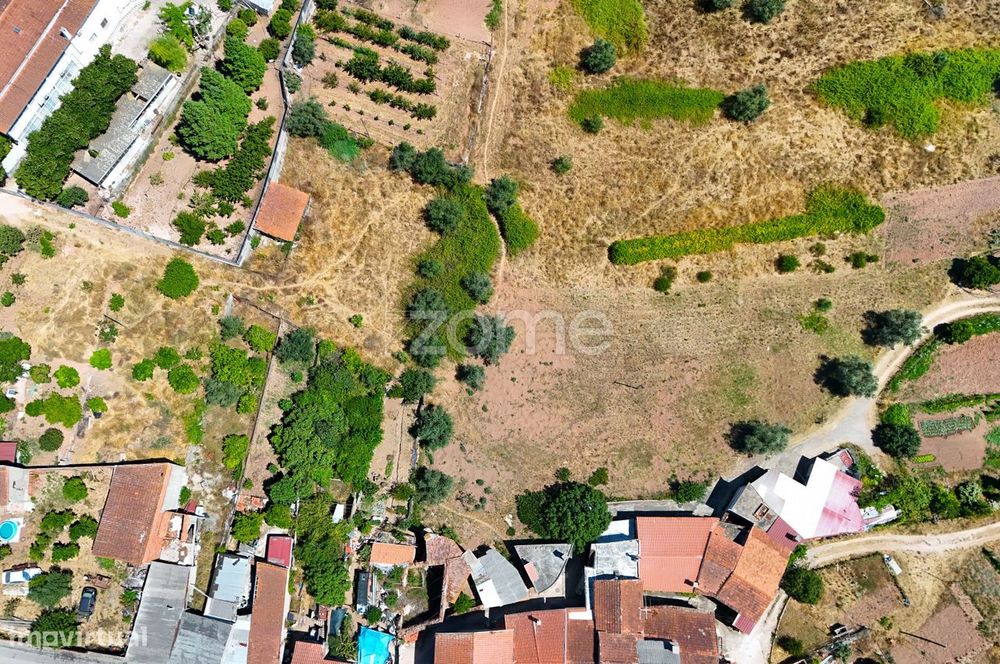 Moradia em ruínas com terreno