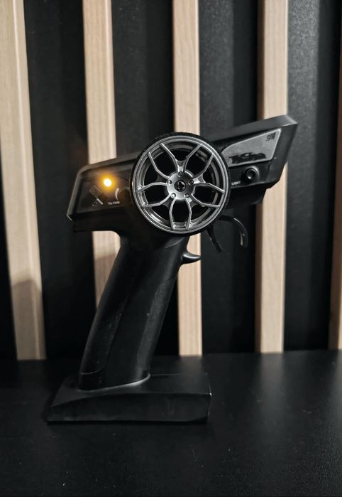 Samochód RC HyperDrive do driftu 4x4, 60km/h, LED, 2 komplety kół (drift/racing)