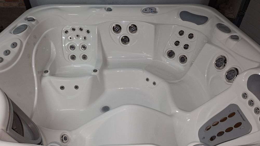 Jacuzzi całoroczne HotSpring Envoy