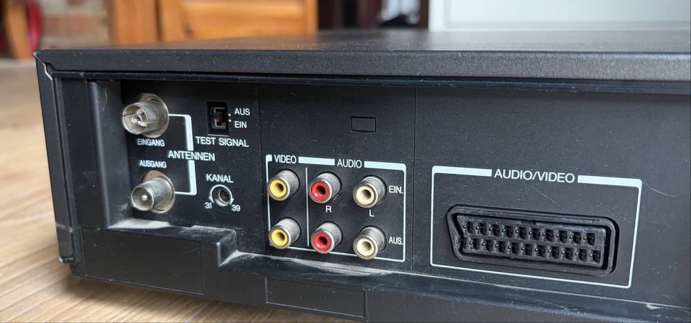 Magnetowid analogowy VHS v-711g z pilotem. Super stan