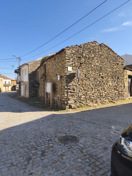 Vendo uma casa em Carviçais Moncorvo