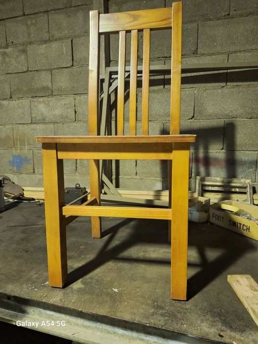 Mesa de jantar 2mx1m + 4 cadeiras em madeira maciça.