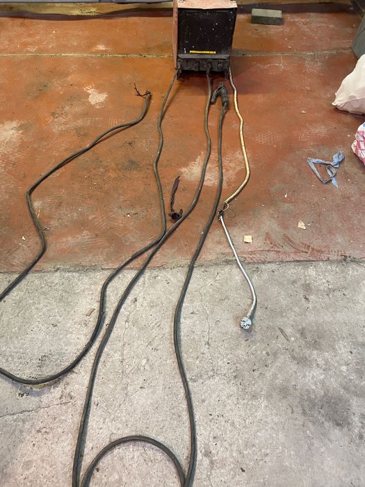 Сварочный аппарат ММА 250А в рабочем состоянии электро дуговой сварки