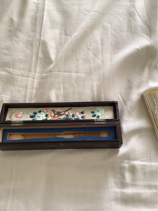 Leque antigo oriental em sândalo e seda bordada com caixa  adaptada oriental em madeira lacada e ouro.