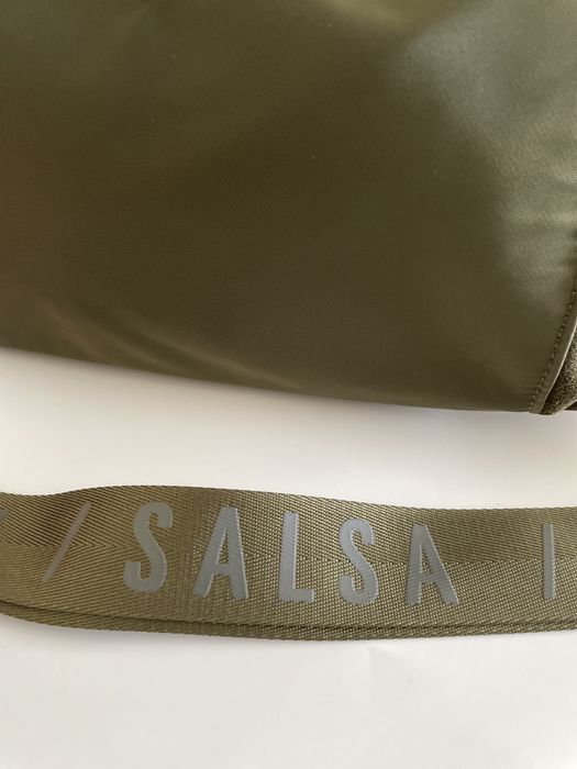 Carteira em nylon e suede de cor verde e nobuck