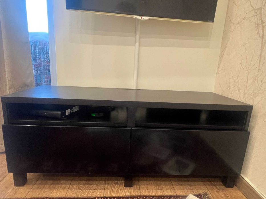 Móvel preto de Tv em bom estado