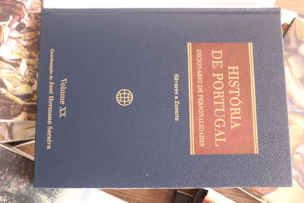 32 volumes História de Portugal com a coordenação do Historiador José Hermano Saraiva.