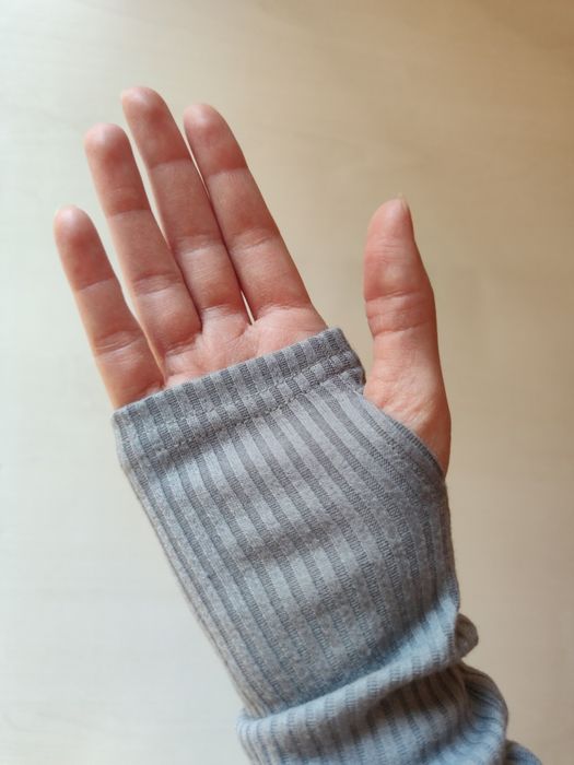 Серое платье в рубчик