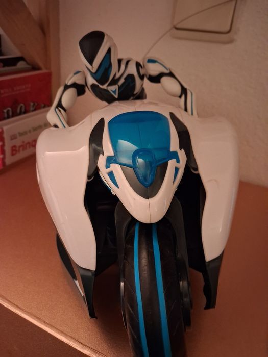 Moto RC do Max Steel.