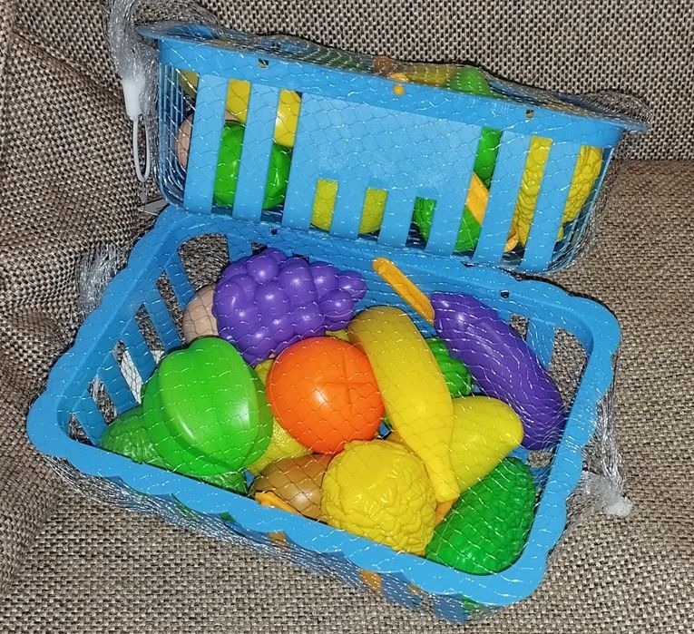 Овочі та фрукти в корзині