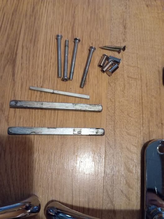 Dwie pary klamek do drzwi łazienka pokój zamek