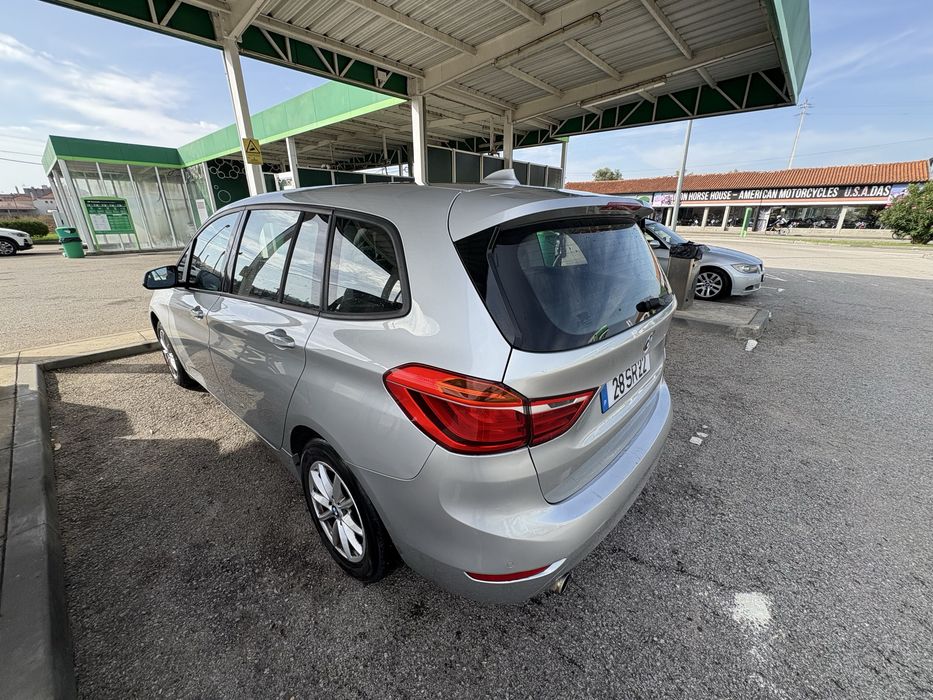 BMW 216 - 7 lugares