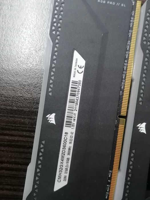 VENGEANCE RGB PRO SL 32 GB (2 x 16 GB) DDR4 DRAM 3600 MHz C18 — czarny