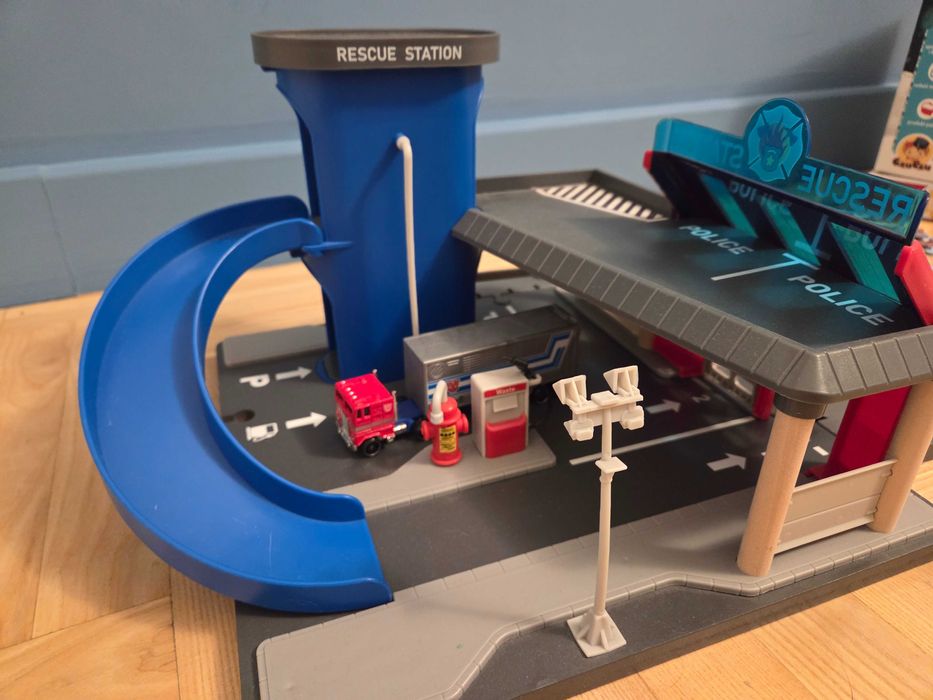 Baza policji i strazy, remiza garaz playtive z matchbox i hotwheels