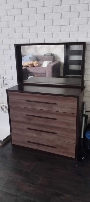 Комод з дзеркалом
