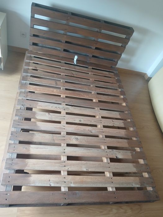 Cama de paletes de madeira