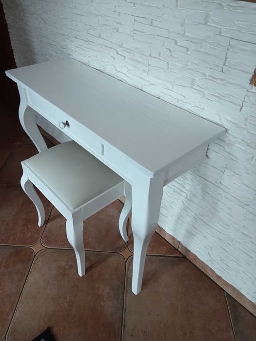 Piękna konsola toaletka biała lakierowana z taboretem
