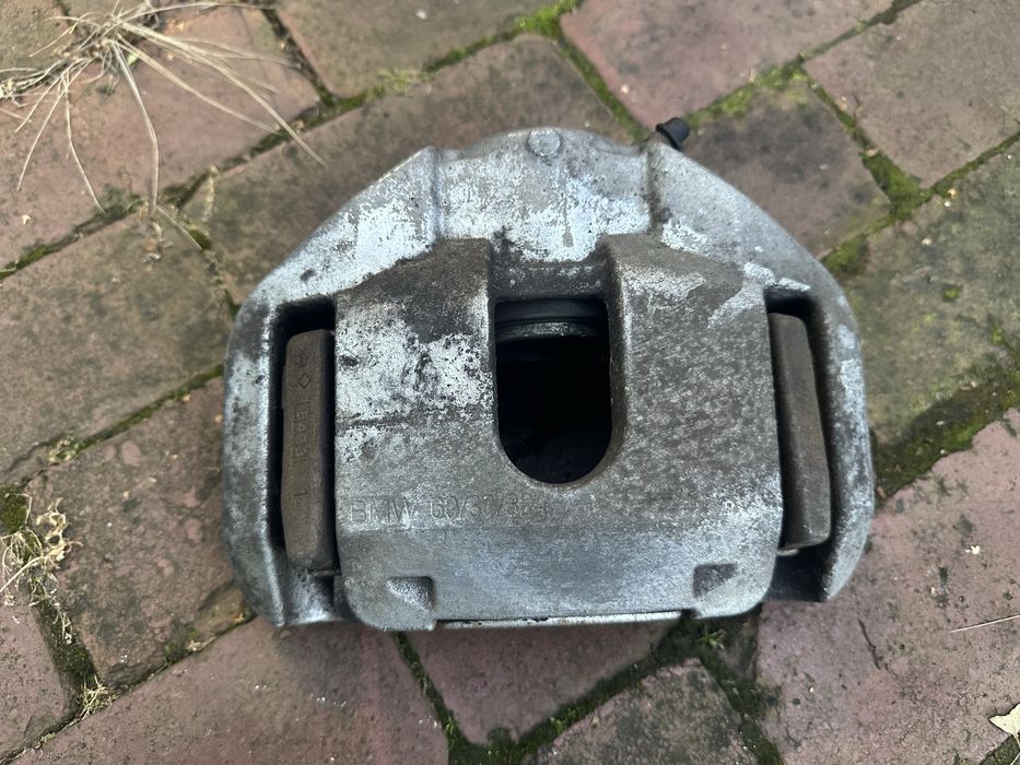 BMW E60 zacisk prawy przód 530d 60/30 324