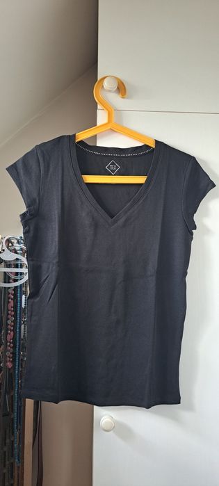 Nowy, czarny T-shirt