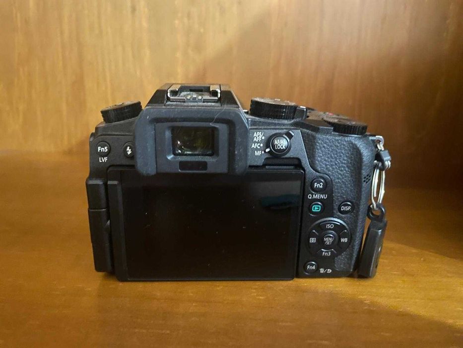 PANASONIC LUMIX DMC-G7 + LENTE G Vario 14-140mm f/3.5-5.6