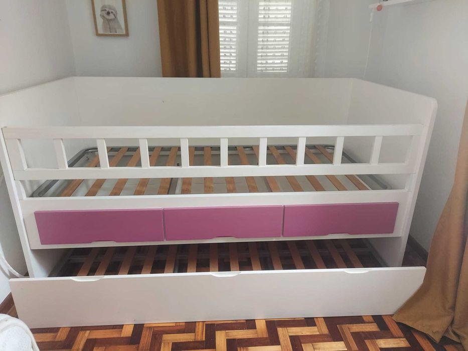 Cama tipo beliche com 2 camas e 3 gaveteiros. Ótimo estado.