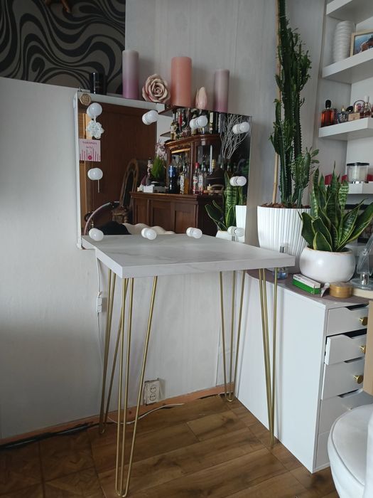 Biało złota toaletka