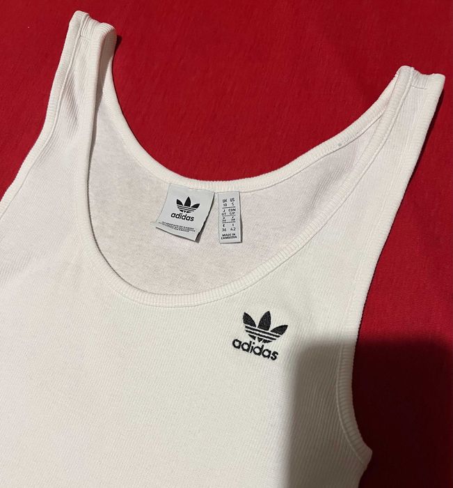 Стильная белоснежная майка Adidas в рубчик S в идеале из хлопка
