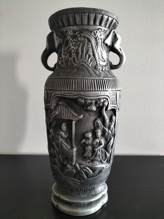 Jarra decorativa em estanho, Século XX