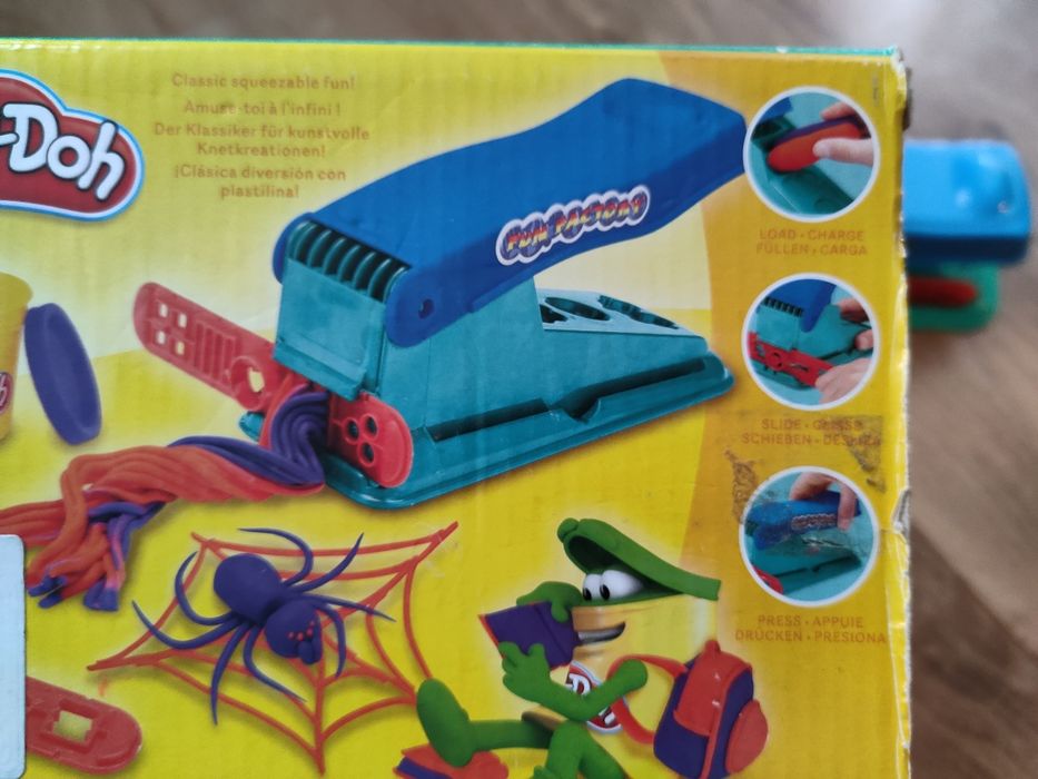 4 zestawy Play doh:straż pożarna,dinozaur,miasto,maszynka