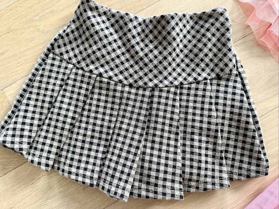 Trzy spodniczki, rozm. 122, 128