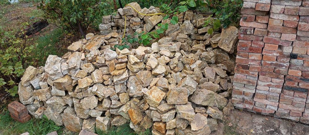 kamień z fundamentów starego domu duże i mniejsze  - różne  - DUŻO