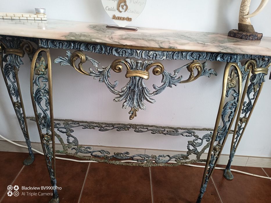 Mesa maravilhosa estreita sobre o comprido toda em latão pedra mármore