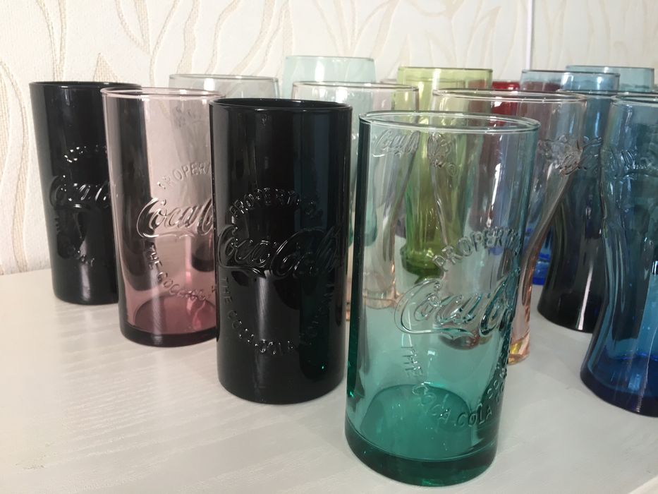 Кока Кола. Оригинал. Стаканы разного цвета.